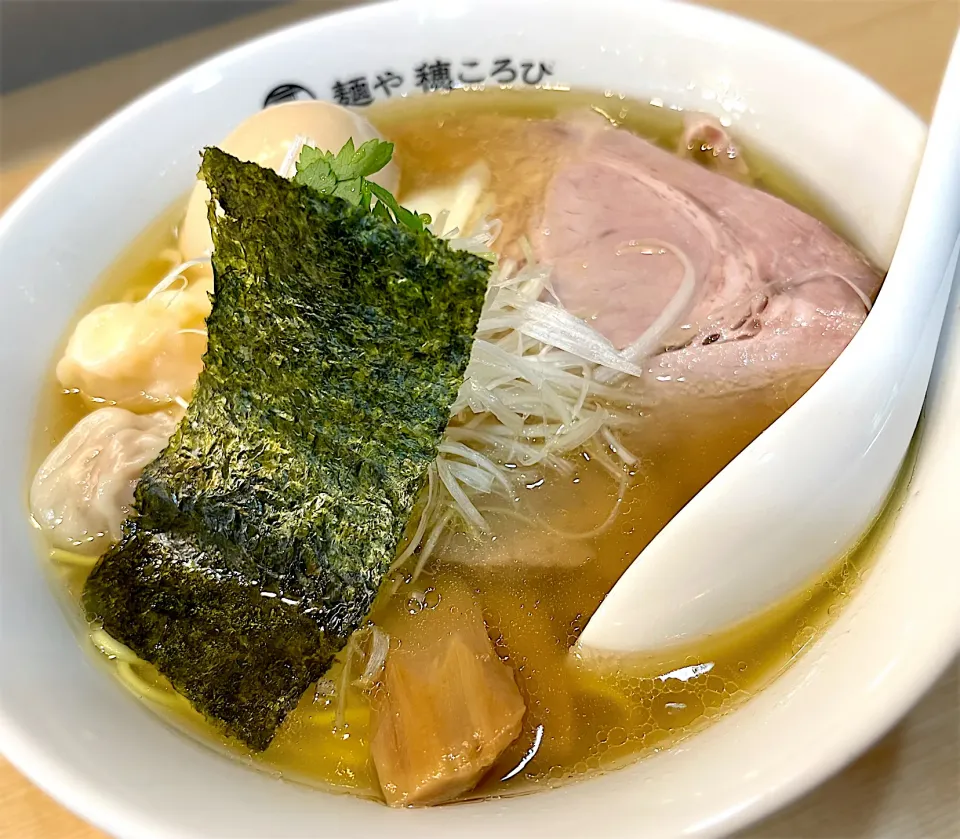 ミックスワンタン中華そば（白）+味付け卵🍜|toshi,I🍴さん