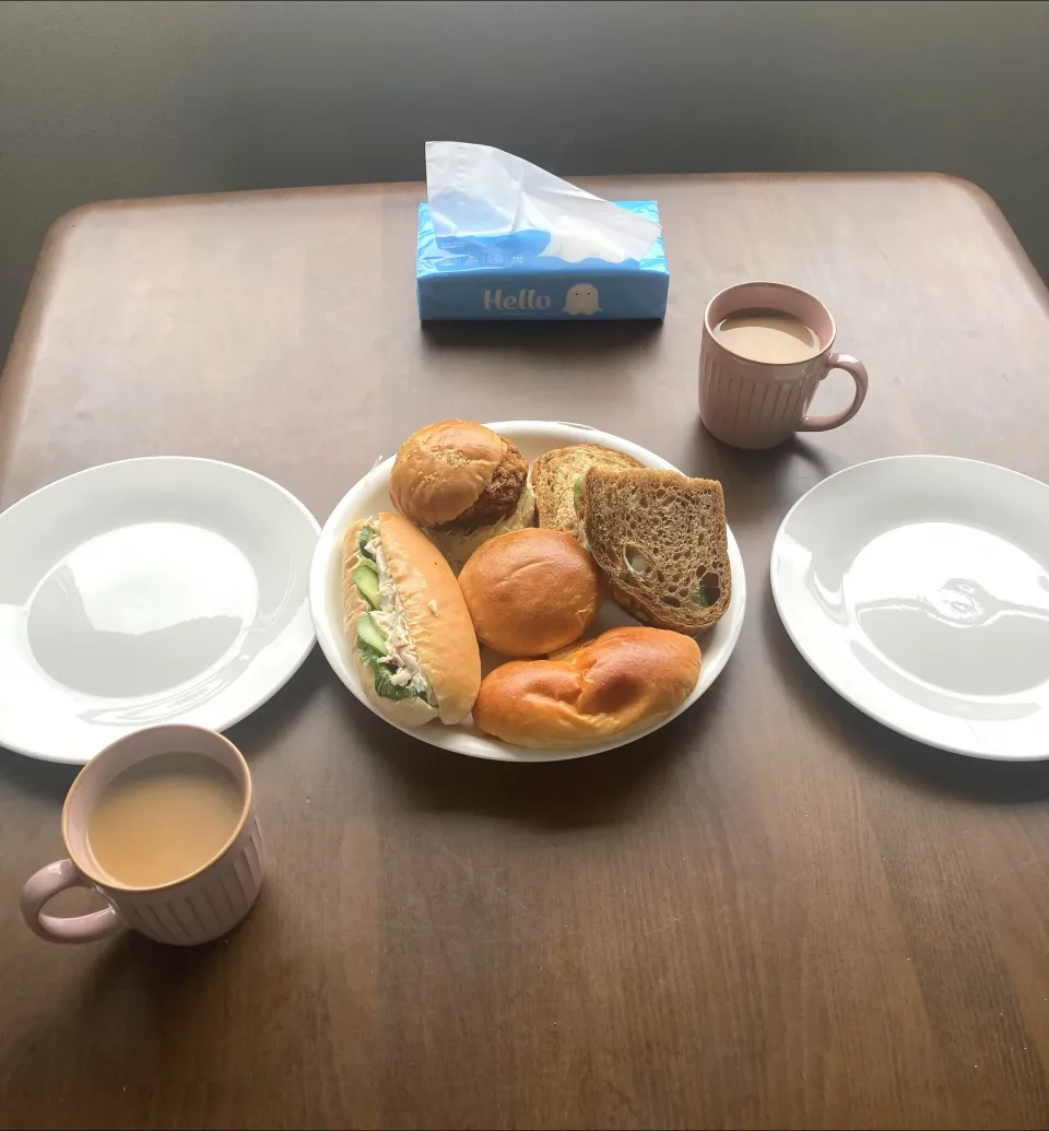 今日のランチ   大須ベーカリーのメンチカツバーガー、レモンチキンサンド、トマトアボガドサンド、クリームパン、チョコあんパン|はやとさん