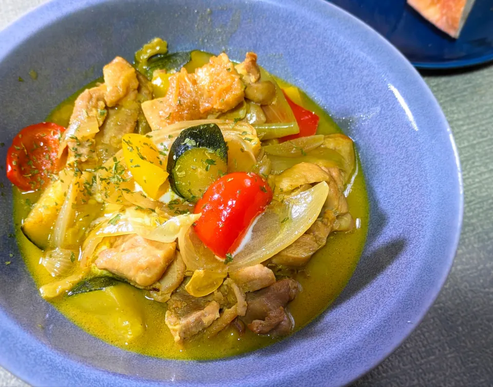 ごろごろ夏野菜と鶏肉のピリ辛ココナッツクリーム|ぱおのご飯さん