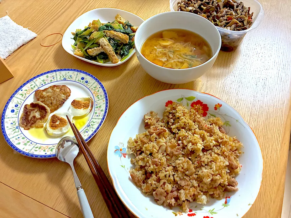 長芋のふわふわ焼き、チーズはんぺん、里芋ともやしのお味噌汁、油揚げと小松菜のそばつゆ炒め、きのことれんこんのピリ辛マリネ、玉ねぎ麹で味付けした焼き飯。|くろーぶやんさん