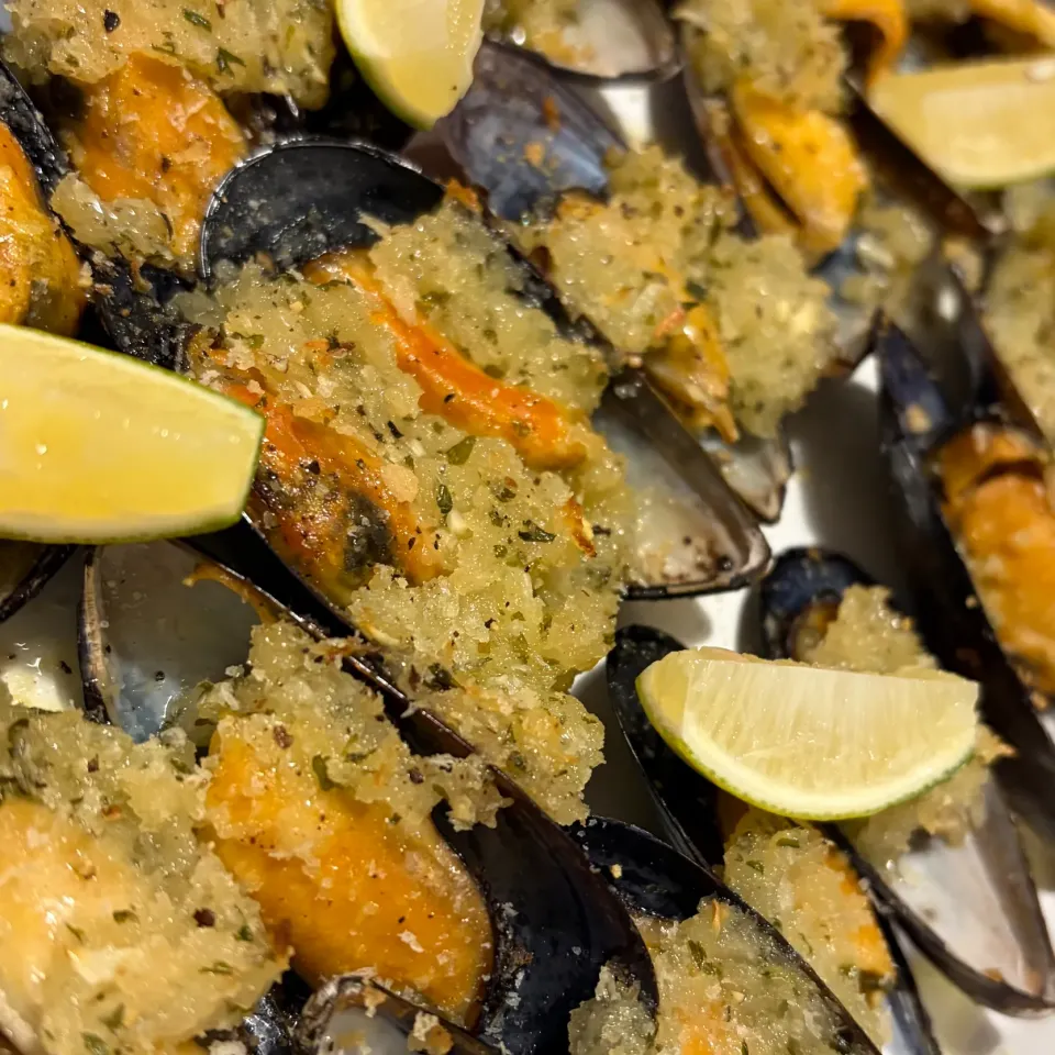 ムール貝のパン粉焼き、自家栽培シチリアレモンを添えて|お家でbar!さん