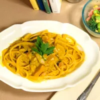 ハロウィンパスタ🎃（かぼちゃとキノコのクリームパスタと枝豆コーンサラダ|Cabezon.Nakamuraさん