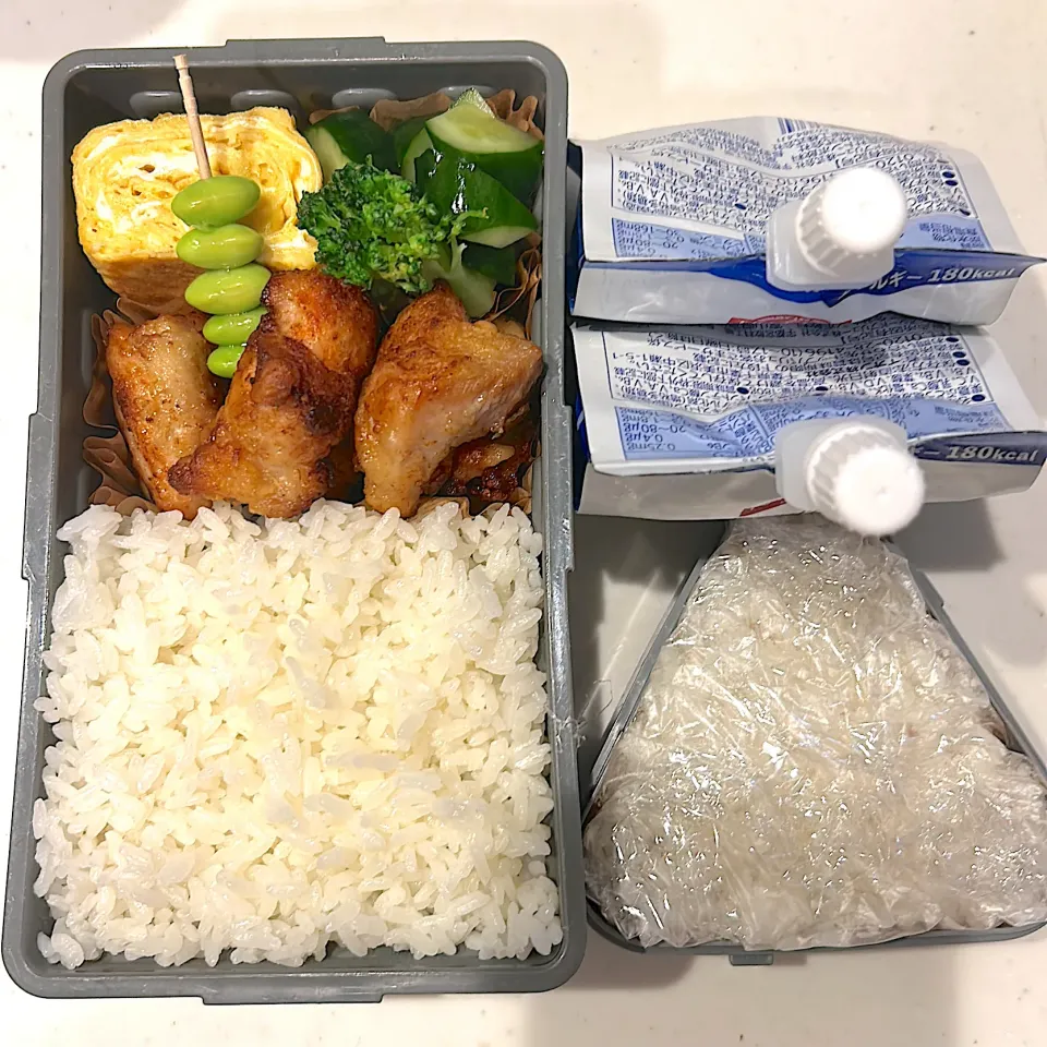 鶏の唐揚げ
卵焼き
きゅうりの漬物
ブロッコリー
枝豆
のり弁
🍙
エナジーゼリー×2|ayumomさん