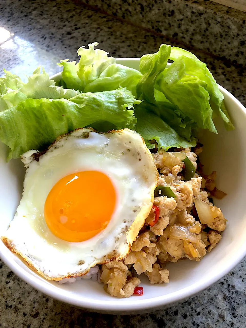 鶏ひき肉のガパオ⇒豆板醤の代わりにシラチャーで！|ヨウコさん