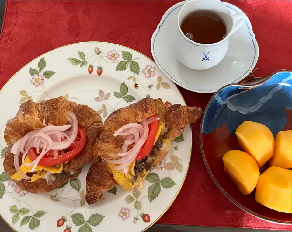 とーって美味しいクロワッサン🥐とオムレツと色々。大好きな柿の器と、いつかの旅行で買ったカップでGood  M orning❣️|tamemitiさん