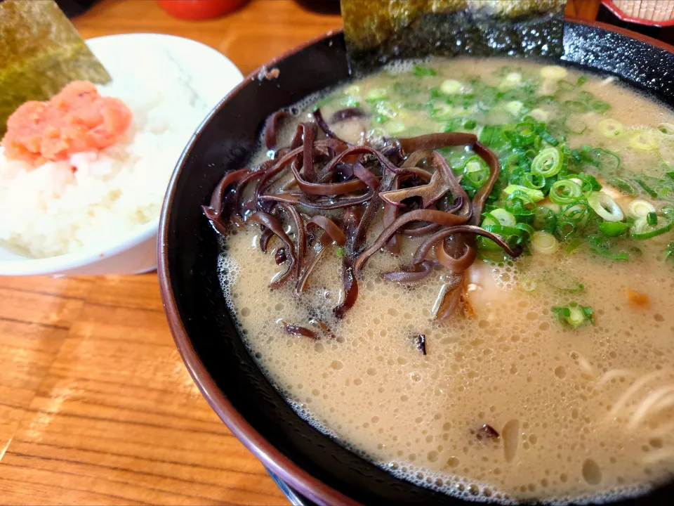 【2004年創業】 
【価格改訂】
博多長浜らーめん ぼたん 大塚本店
ラーメン (麺の固さ：やわ、950円) 
＋明太ごはん (350円) 
@大塚2分
(JR板橋駅から徒歩23分)
25280
〈醤132塩45噌󠄀20タ10昆9出14
F15冷27混3つ3焼1ポ1〉|大脇さん