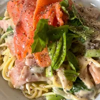 きのことベーコンのクリームパスタに今年は最後かな？な庭のバジルとスモークサーモンのせパスタ|ちーさん