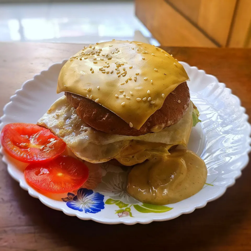 Egg-cabbage-doublecheese burger|Sabrina R.さん