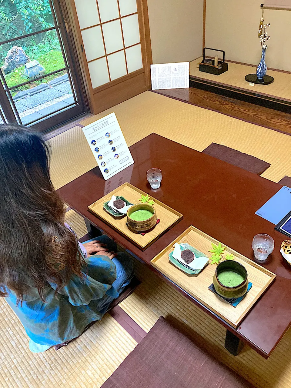 多治見の陶器屋「織部うつわ邸」さんの「香茶庵」で薄茶セットをいただきます。お抹茶をいただく器は自分好みの美濃焼を選べます。|なびさん