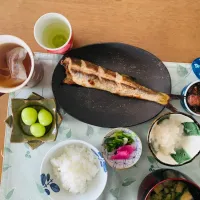 朝定食は本日、和食です！カマスの塩焼き、味噌汁にはしょうが麹、自家製味噌、和だしが必ず入ります   ほっこり☺️な優しい味になります   味噌汁には庭のニラもどっさり入れて|ちぃちゃんさん
