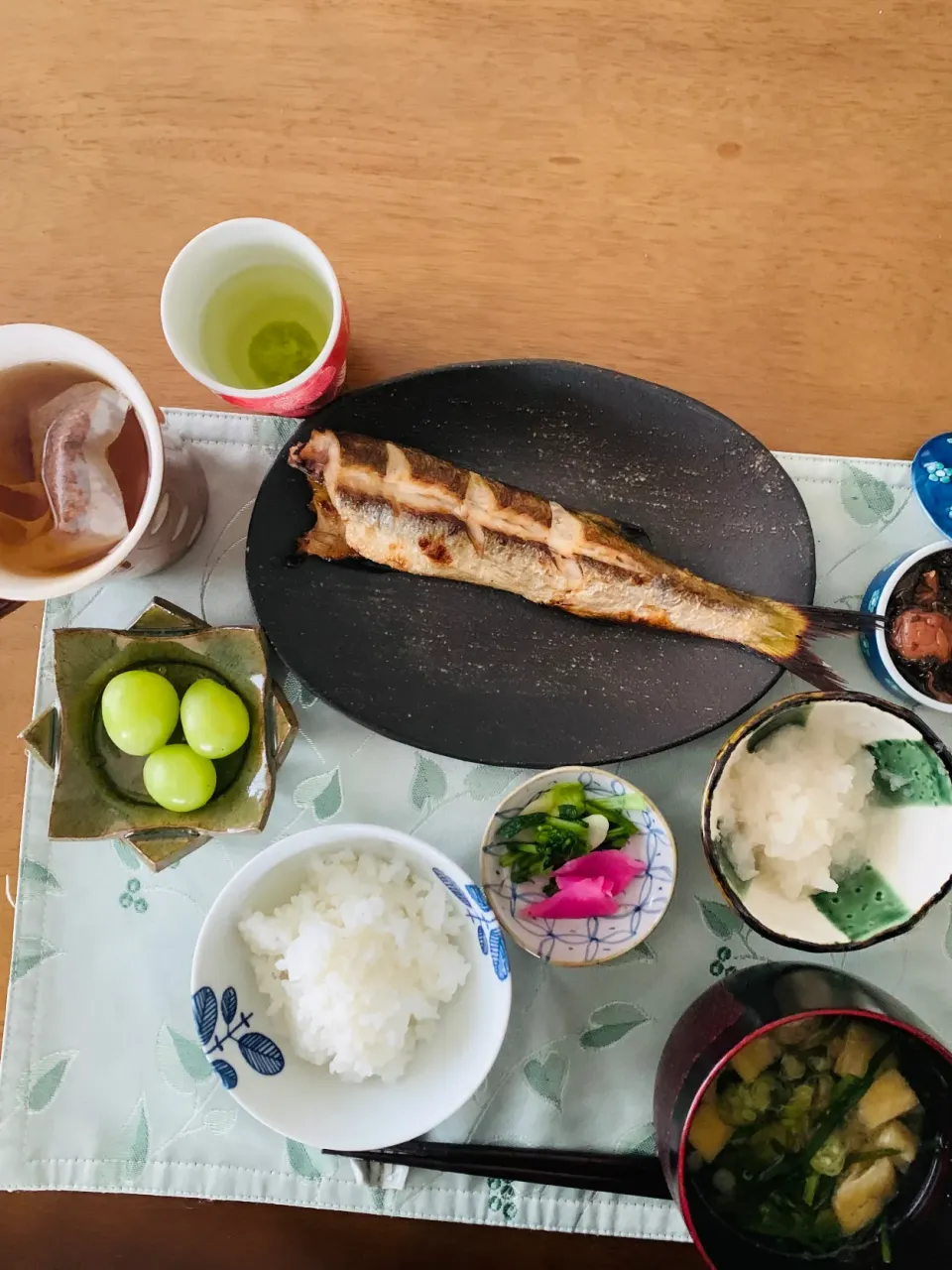 朝定食は本日、和食です！カマスの塩焼き、味噌汁にはしょうが麹、自家製味噌、和だしが必ず入ります   ほっこり☺️な優しい味になります   味噌汁には庭のニラもどっさり入れて|ちぃちゃんさん