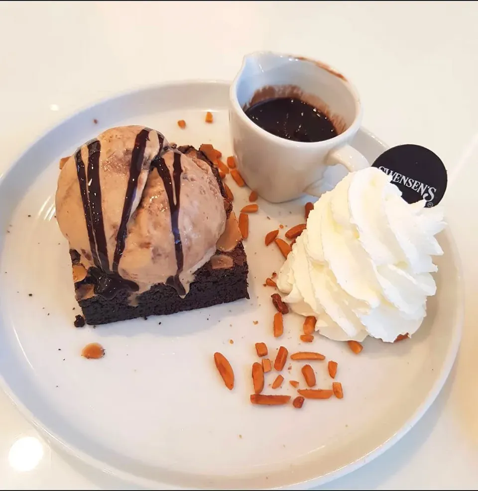 Almond mocha ice cream with brownie🍨|patlovestocookさん