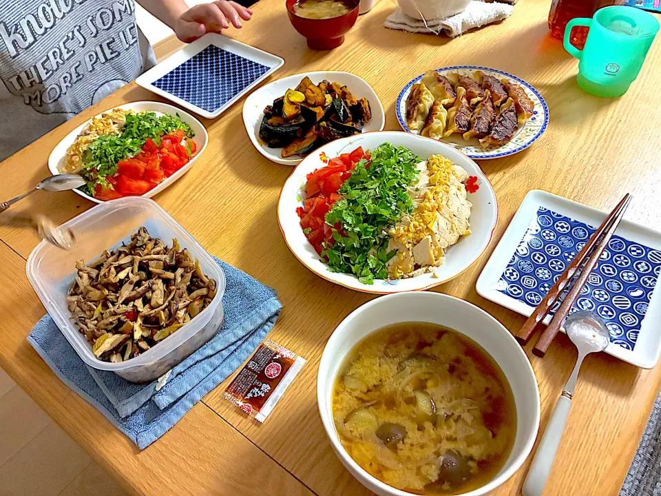 カオマンガイ、浜松餃子、きのことれんこんのピリ辛マリネ、かぼちゃのにんにく炒め、茄子と大根のお味噌汁。|くろーぶやんさん