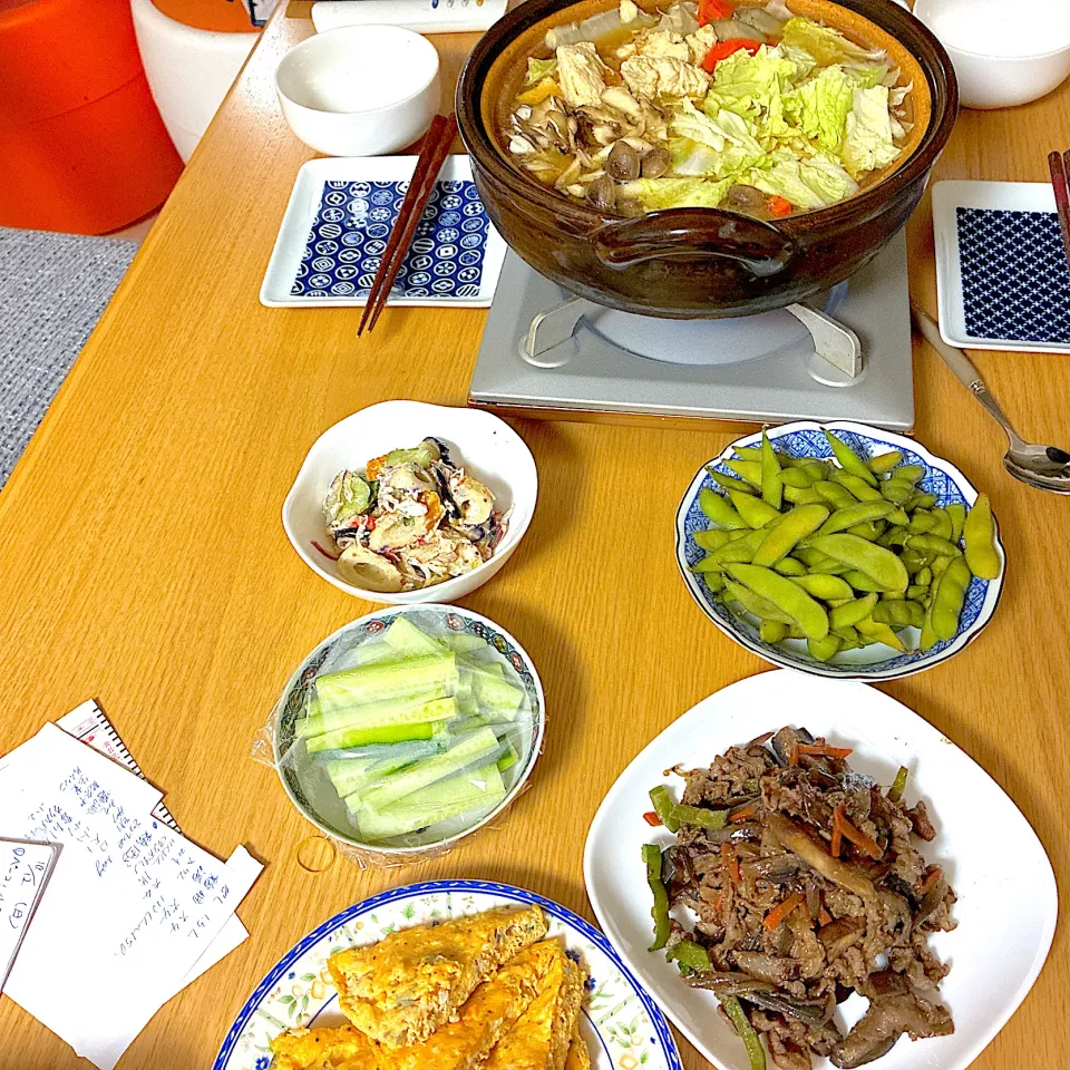 鶏尽くしの味噌鍋、牛肉と茄子とピーマンのタイ風炒め、竹輪と揚げなすのアジアンマリネ、枝豆、ツナとアーリーレッドのオープンオムレツ。|くろーぶやんさん