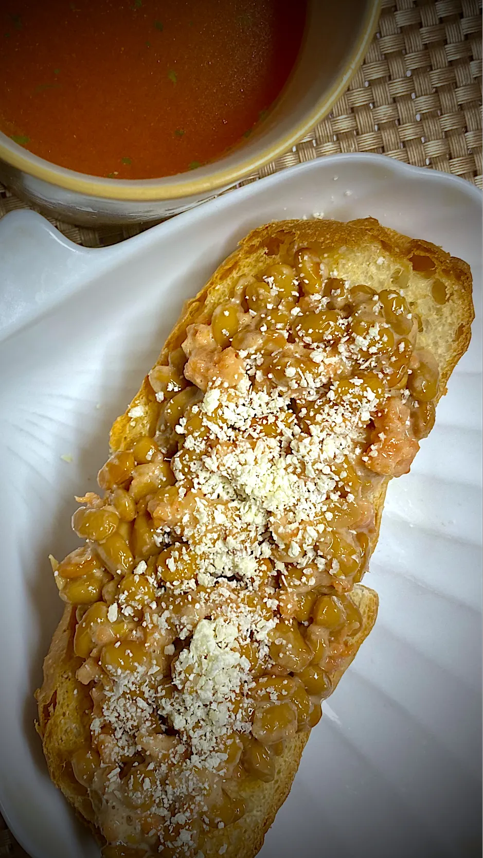 納豆チーズサーモントースト|すくらんぶるえっぐさん