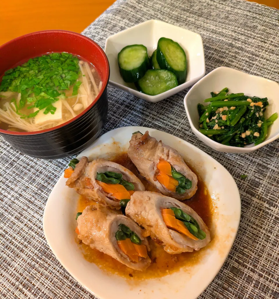 ☆野菜の豚ロース肉巻き　☆ほうれん草アーモンド和え　☆浅漬けキュウリ　☆豆腐とえのきの味噌汁|chikakoさん
