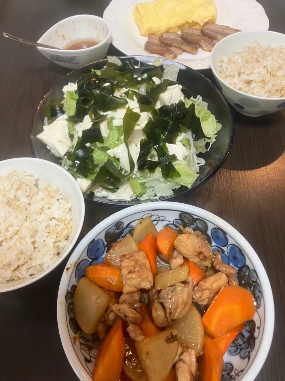 鶏肉と根菜の照り焼き、自家製ベーコンと卵焼き風プレーンオムレツ、豆腐サラダ|tatsuponさん