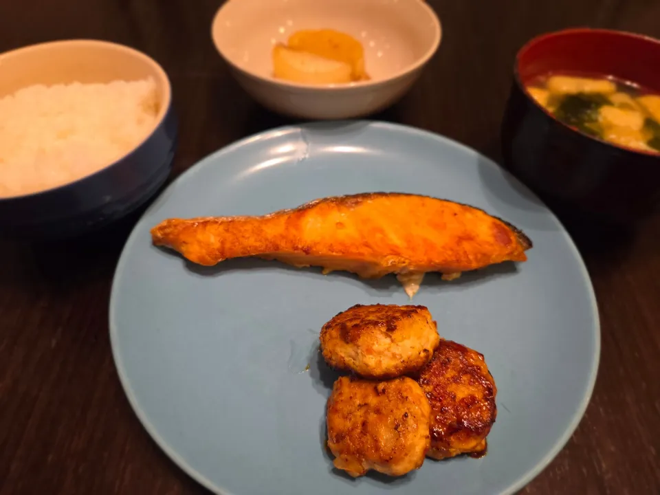 焼鮭など色々定食|もとしんさん