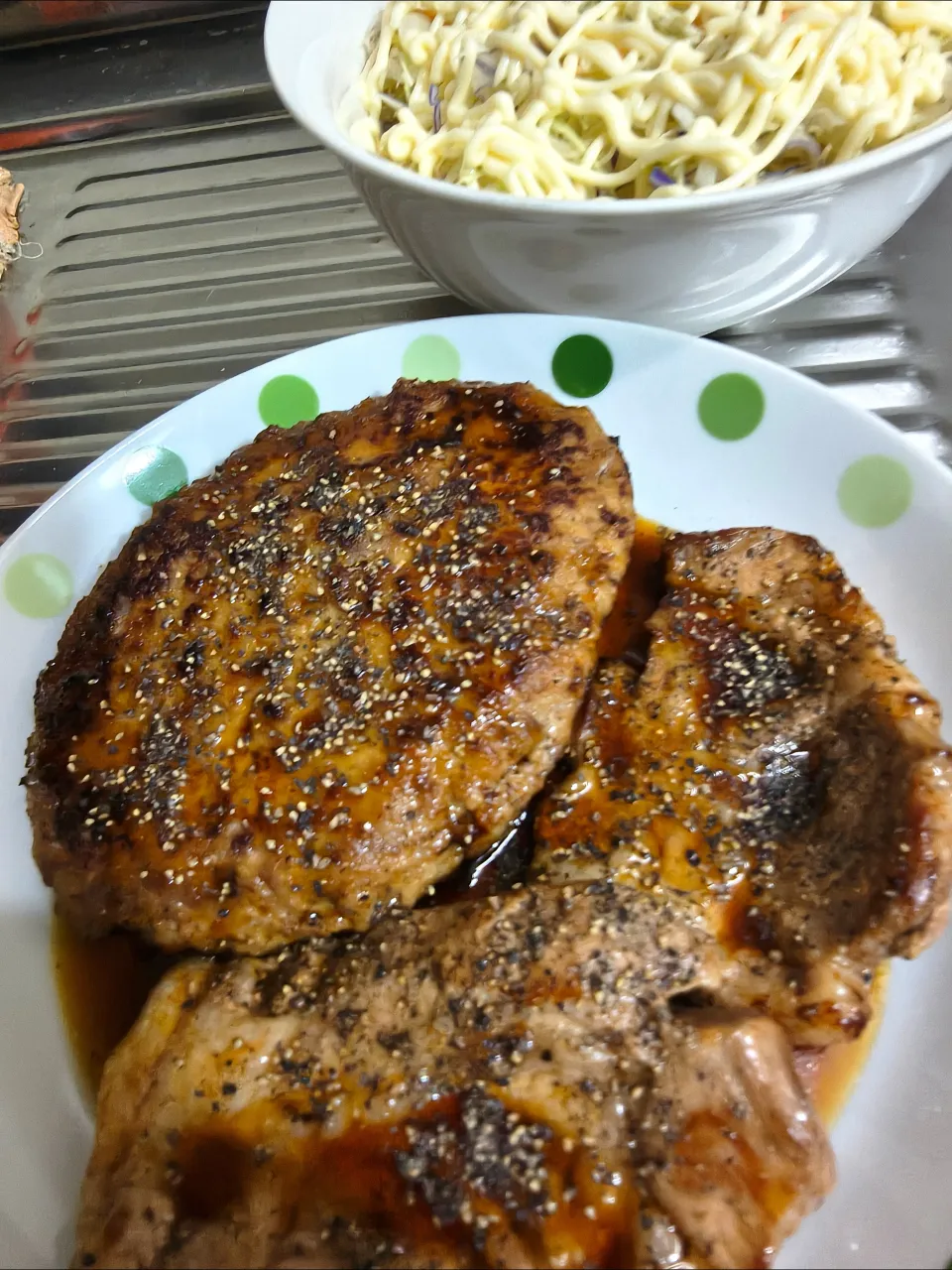 ハンバーグと豚ロース焼き、黒胡椒タレかけ|時雨さん