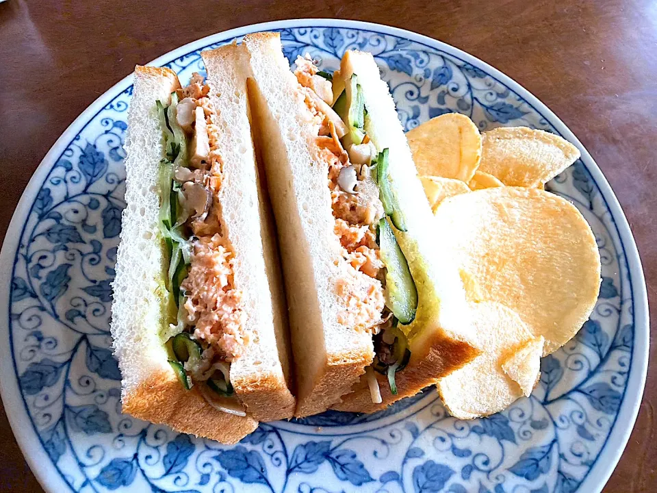 娘サンドイッチ☆カルディ鮭の中骨水煮缶でサンドイッチ🥪|kaoriさん