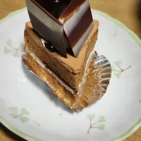 同じく一日早い誕生日ケーキ🎂　　　　　　　　　商品名はショコラ🍫　　　　　　　　　　　　　　チョコはそこまで甘くなくて生地がふわふわしててまた食べたい🤤| AIKOさん