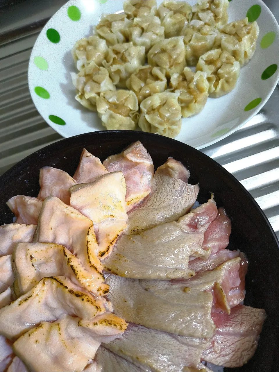 大トロとアトランティックサーモンの炙り丼と黒豚焼売♪|時雨さん