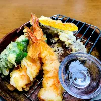 天ぷらの盛り合わせ   海老が半額だったので即買い🍤❣️かぼちゃ、ピーマン、しいたけです|ちぃちゃんさん