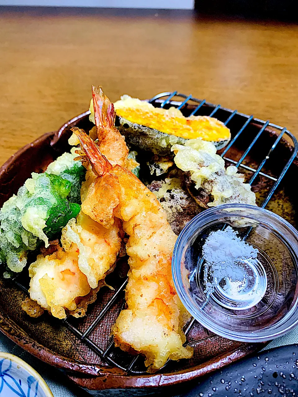 天ぷらの盛り合わせ   海老が半額だったので即買い🍤❣️かぼちゃ、ピーマン、しいたけです|ちぃちゃんさん