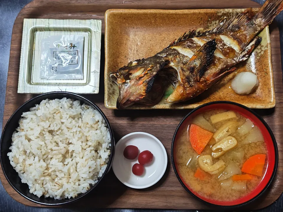 今日の朝ごはん（押麦ごはんにカサゴの塩焼、納豆、白なすとにんじんと油揚げのみそ汁、カリカリ小梅）|Mars＠釜飯作り研究中さん