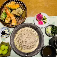 天ぷら蕎麦セット   海老が半額だったので、天ぷらを作りました❣️かぼちゃ、椎茸、ピーマンがあったので！ナス漬けもミョウバンを入れて色鮮やかに、もってのほかも白だしと酢を入れて今だけしか手に入らないので|ちぃちゃんさん