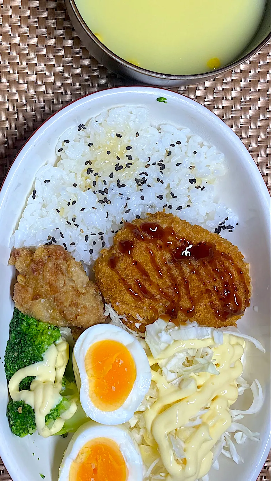 コロッケ唐揚げ定食|すくらんぶるえっぐさん