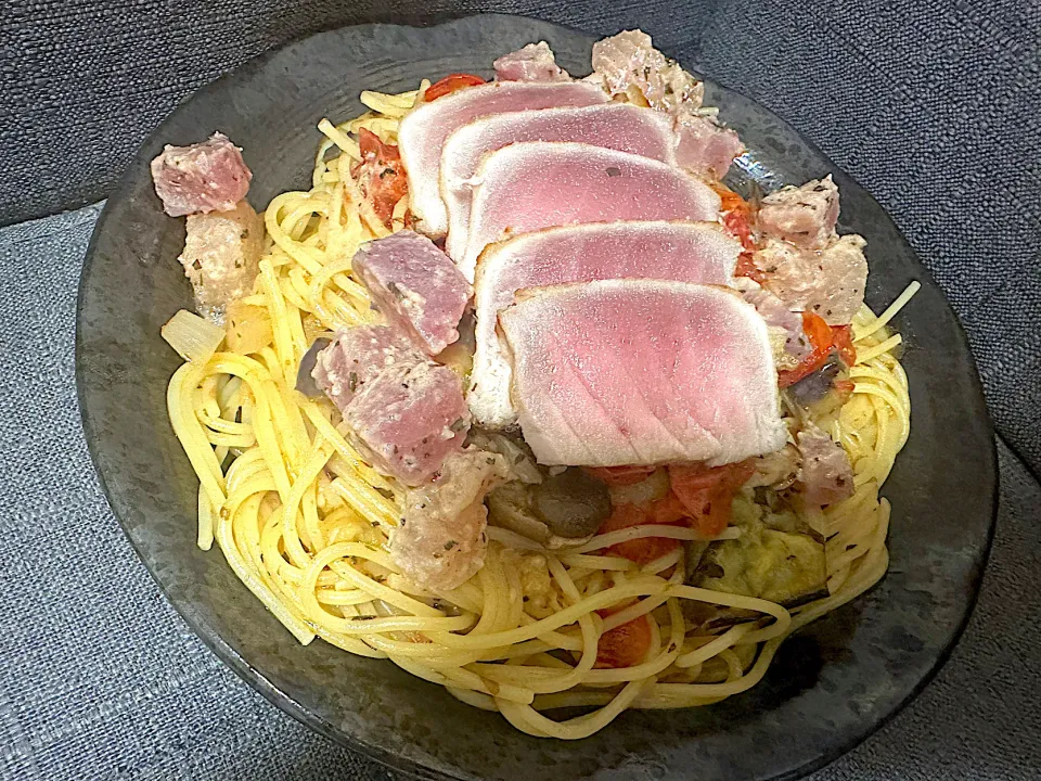 マグロの醤油麹漬とマリネ、フレッシュトマトのペペロンチーノ|deronさん