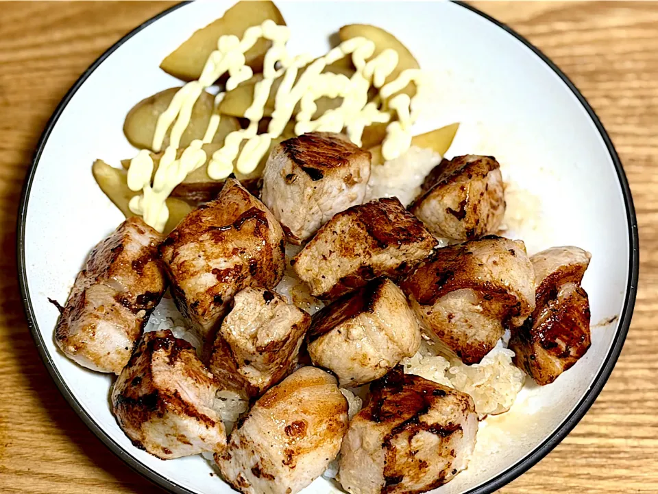 ☆豚肉コロコロステーキ丼|まぁたんさん