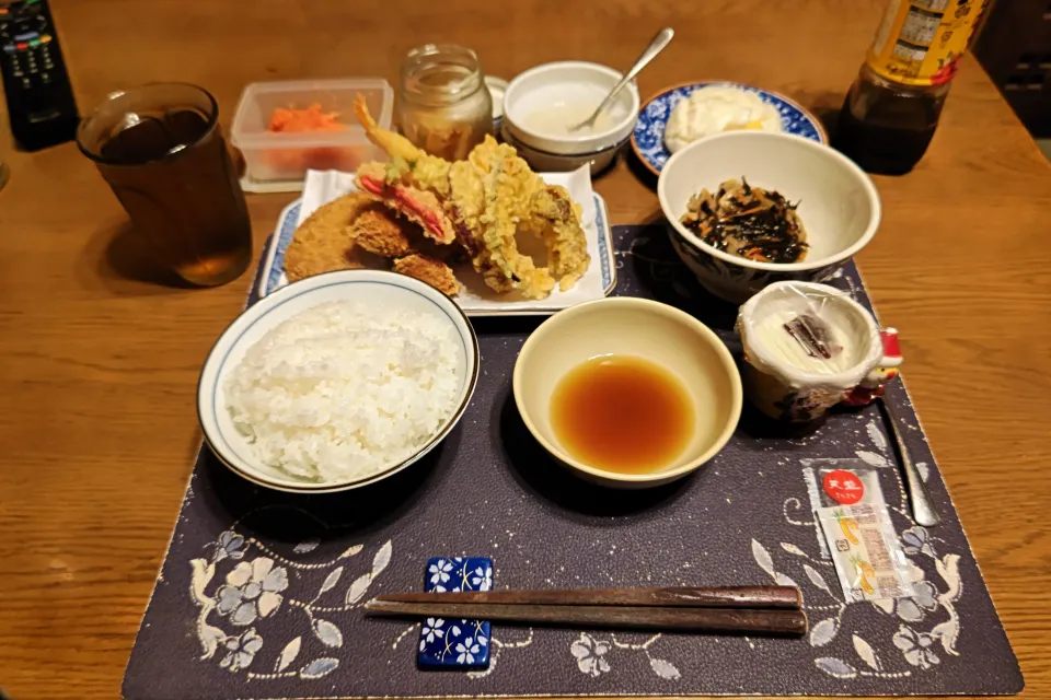 ご飯、辛子明太子、かつやの割干大根漬、練乳&カシスジャムかけ手作り牛乳プリン、六条麦茶、天ぷら盛り合わせとコロッケとうずらの卵のフライ、蓮根きんぴら、栗ふかし饅頭、チーズワッフル(夕飯)|enarinさん
