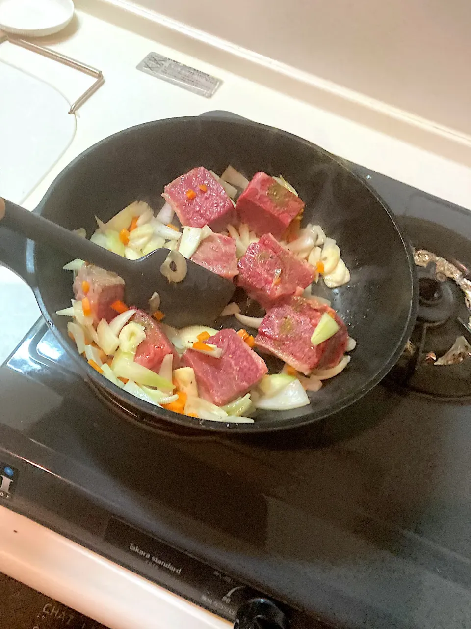 明朝、はやとが藤沢に帰っちゃうので今日の晩ご飯はフェアウェルディナーでビーフシチューを作ります。朝のうちに仕込んでおきたいので、まずは玉ねぎ、人参、にんにくと土曜に中日ビル地下の「丸明」さんで買った牛バラブロックを塩胡椒ローリエを振って炒めます（実況中継開始）|なびさん