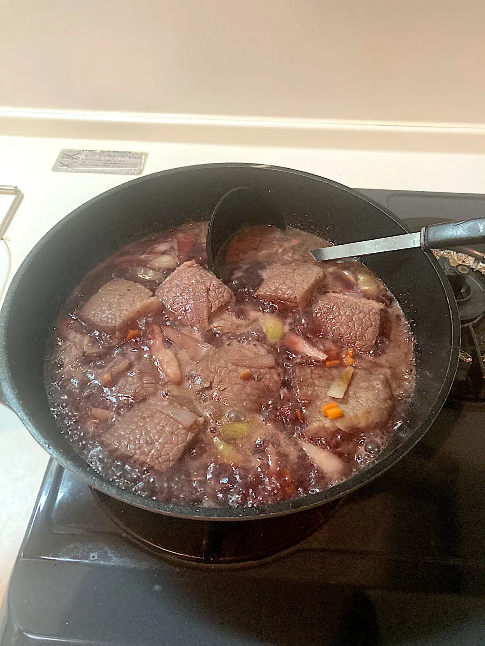 赤ワインを入れて煮込みます。タイムも入れて味に深みを出します（実況中継中）|なびさん