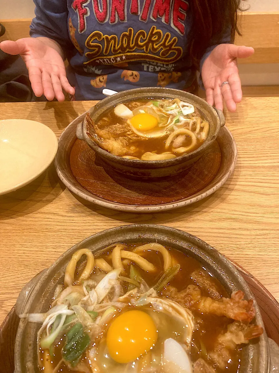 2人とも「天ぷら味噌煮込みうどん・生卵あり」をオーダー　いただきまーす😋（実況中継中）|なびさん