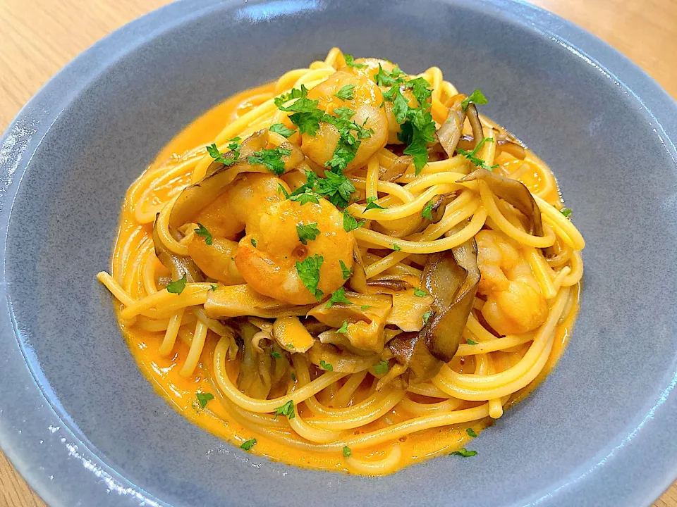 マイタケと海老のトマトクリームスパゲッティ🦐|よっしーさん