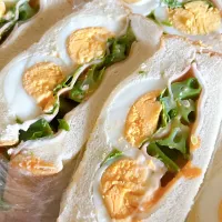 シカクマメとゆで卵、ハム、チーズ、サラダ菜でサンドイッチ。マヨネーズとインドカレー屋さんの謎ドレッシングで味付け|さささん