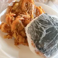 スーパーで、小エビが1パック100円だったので、かき揚げにして天むすに。| さささん