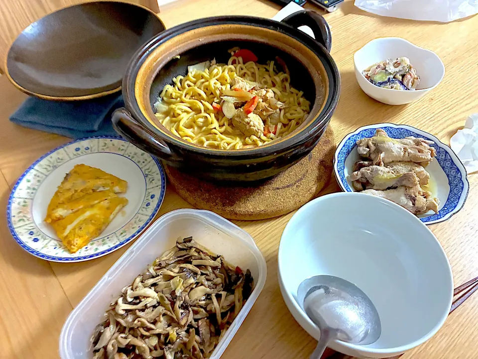 鶏尽くしの味噌鍋のしめラーメン、きのことれんこんのピリ辛マリネ、ツナとアーリーレッドのオープンオムレツ。|くろーぶやんさん