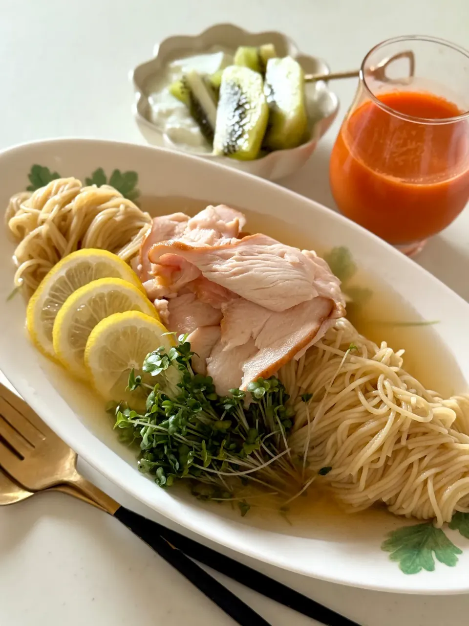 ゆかりさんの料理 ゼンブヌードルでスモークチキン冷やし麺🐓🌱|ゆかりさん