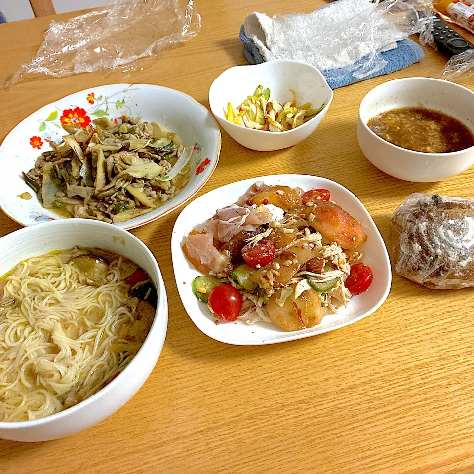 茄子と豚こま肉の味噌にゅうめん、きのことれんこんのピリ辛マリネ、桃とカッテージチーズの粒マスタードマリネ、蒸し鶏と胡瓜とねぎの中華和え、シナモンロール。|くろーぶやんさん