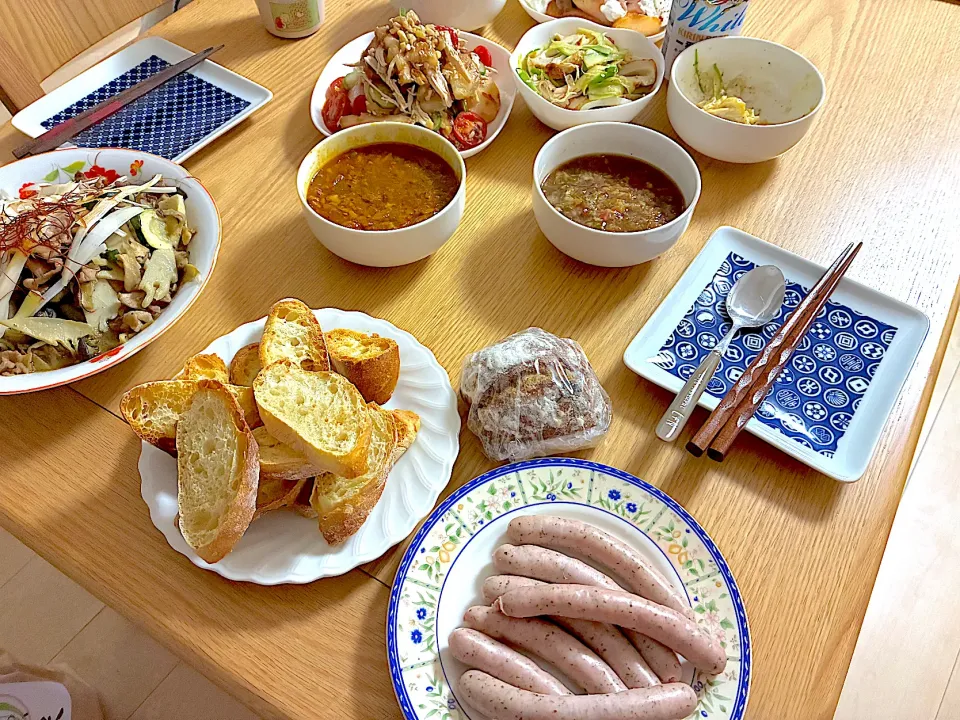 バケット、シナモンロール、豚こまと筍の辛味炒め、レモンハーブソーセージ、蒸し鶏胡瓜の中華和え、桃とカッテージチーズの粒マスタードマリネ。|くろーぶやんさん