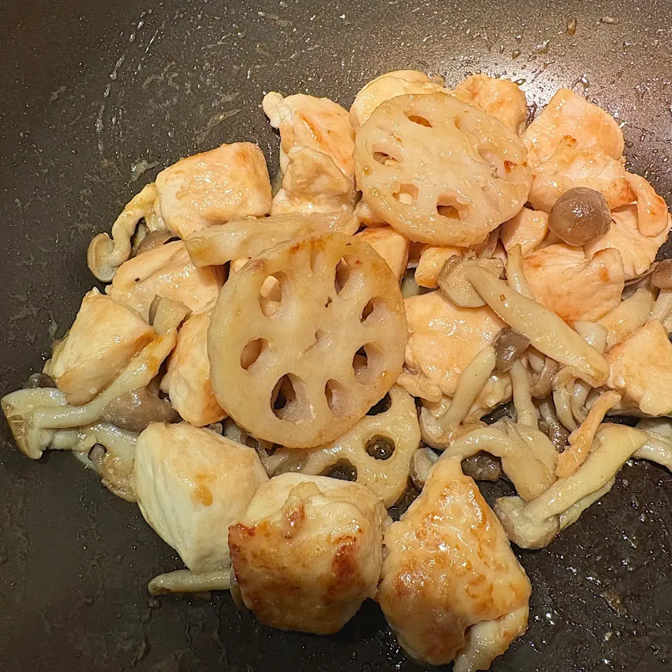 鶏肉、しめじ、蓮根のバター醤油炒め|ほのみさん