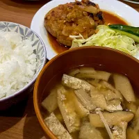 ドンキー風ハンバーグ、ナスとえのき油揚げ味噌汁、ご飯の夜ご飯|りえはるさん