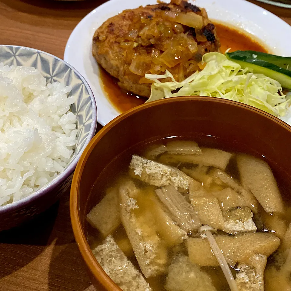 ドンキー風ハンバーグ、ナスとえのき油揚げ味噌汁、ご飯の夜ご飯|りえはるさん