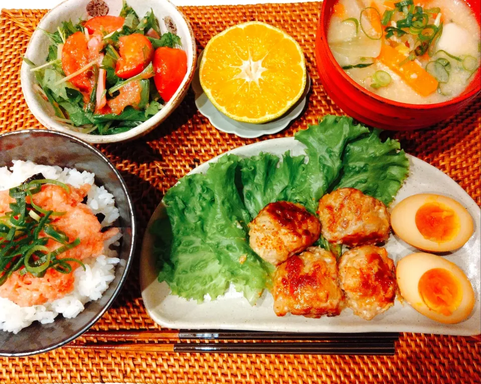 ねぎトロ丼、エノキと豚こま団子のマヨポン炒め、煮玉子、水菜とトマトのサラダ、豚汁、早生みかん🍊|samさん