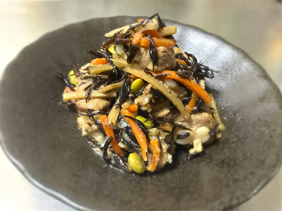 ゴボウとひじきとニンジンとバラ先軟骨を炊いたん|ゆめみどりさん