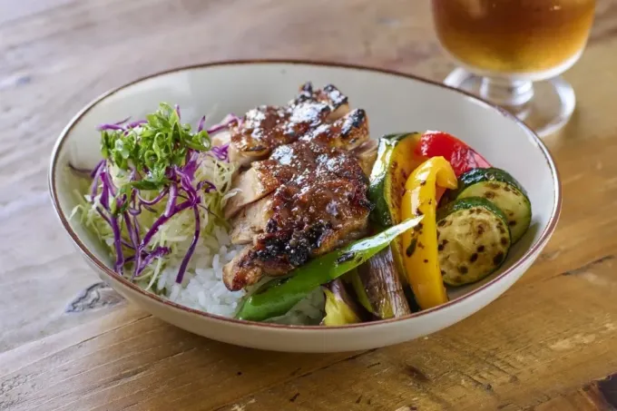 赤ワイン香るみそのつけ焼き鶏丼|マルコメ キッチンさん